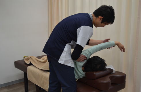 肩のマッサージ